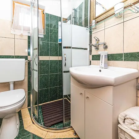 Two-bedroom In Veliki Drvenik