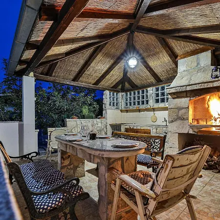 Two-bedroom In Veliki Drvenik